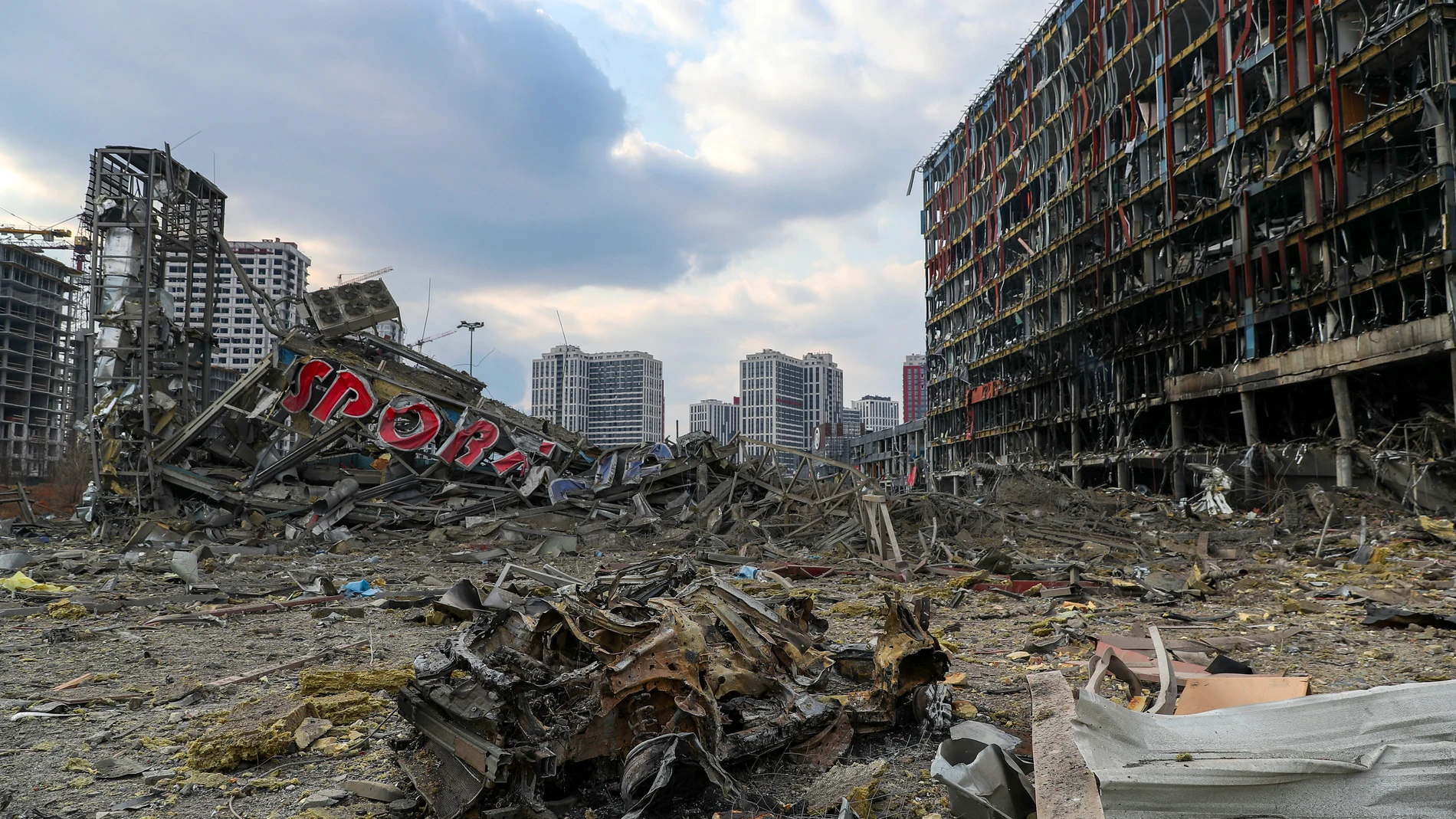 Vista general de los daños sufridos por el centro comercial que resultó dañado por el bombardeo del 21 de marzo por un ataque ruso en Kiev
