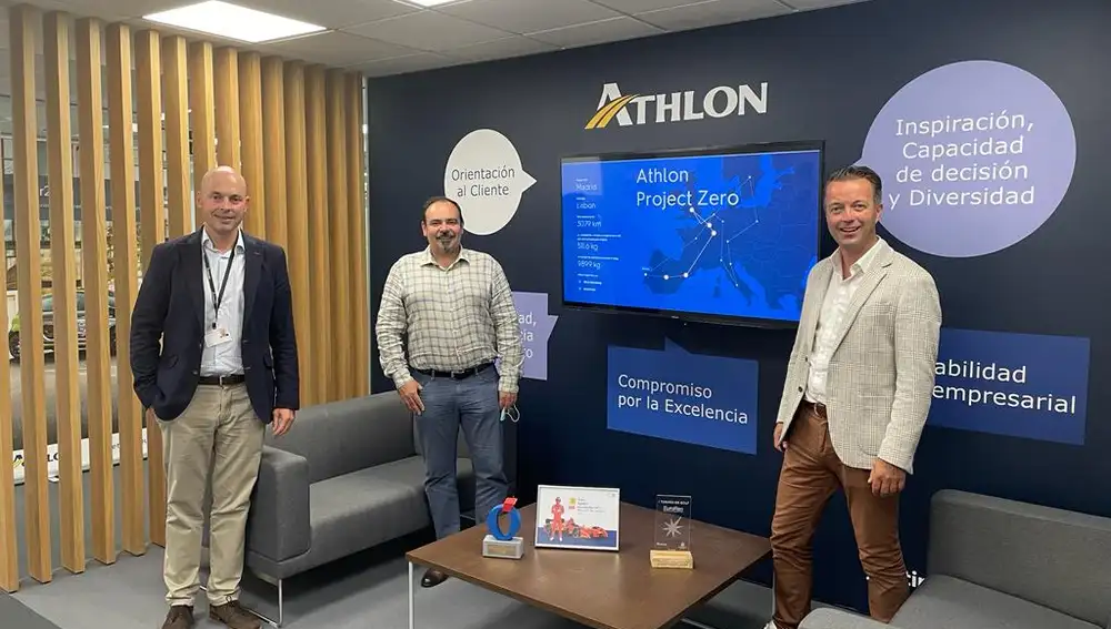 Visita de Alexander Hejkamp a las oficinas de Athlon en Madrid. En la fotografía, de izq. a der., Fernando Rumoroso, Director Comercial y Marketing; Homero Becerra, Director General de Athlon Iberia y Alexander Hejkamp, Director RSC de Athlon.