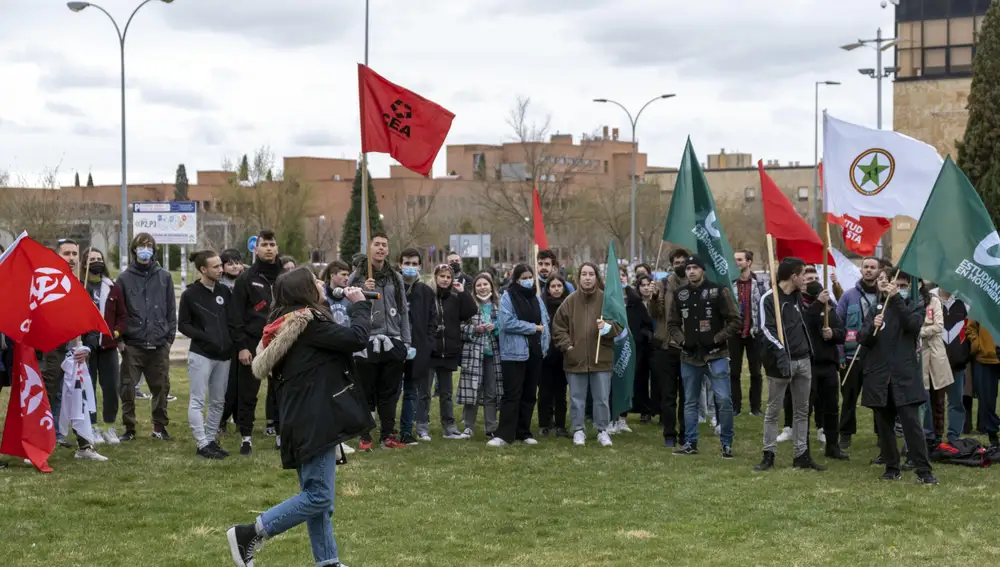 Los sindicatos Frente de Estudiantes y Estudiantes en Movimiento han convocado una huelga general en institutos, centros de FP y Universidades. En la imagen estudiantes en la plaza de Bolonia de Salamanca
