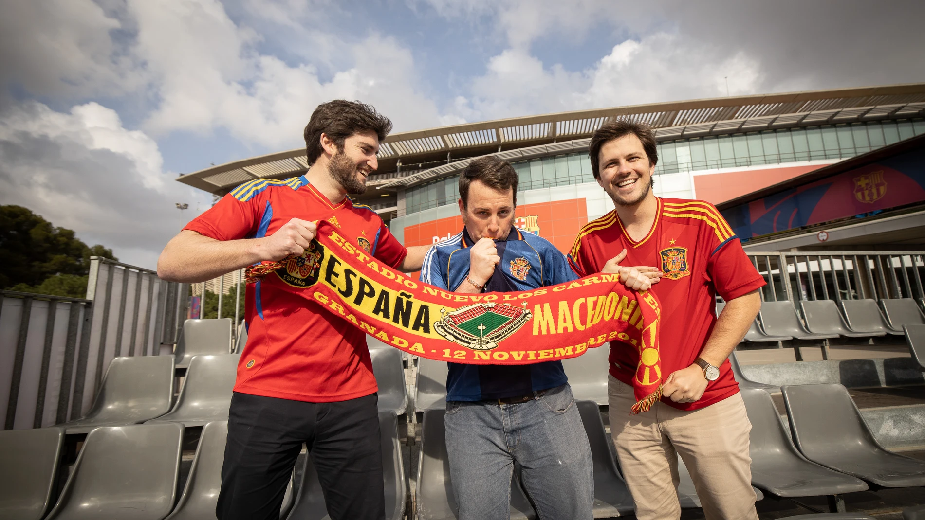 Alberto, Manel y Román, tres miembros de Barcelona con la selección, posan con una bufanda de España