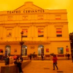 Vista del Teatro Cervantes de Málaga, cubierto por el efecto de la calima