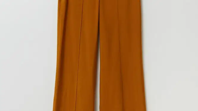 Pantalón largo fluido de tiro alto y pernera amplia en color cognac, de Sfera