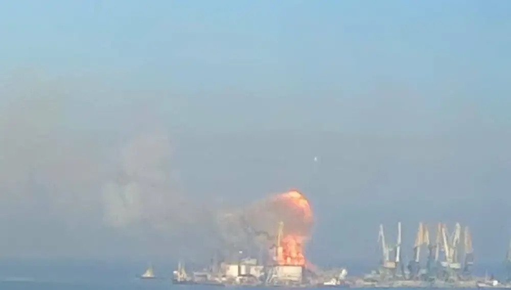 Imagen de la explosión del barco en el puerto difundida por fuentes ucranianas