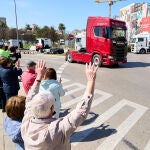 Varias personas apoyan ayer una marcha de camiones convocada desde el polígono de Raos hasta el Centro Botín, en Santander