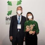 La farmacéutica berciana Raquel Hernández recibe el premio Cinfa a la Innovación y la Sostenibilidad en la Farmacia Comunitaria de manos del presidente del laboratorio, Enrique Ordieres