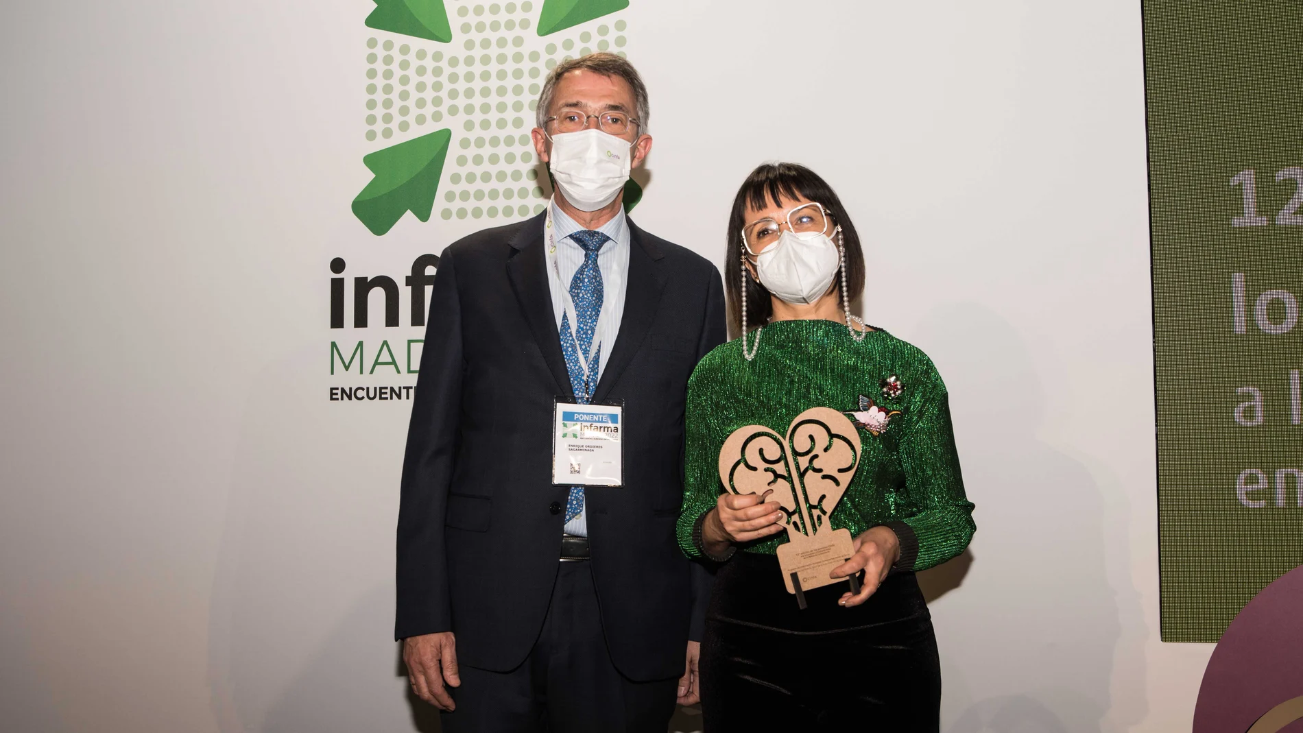 La farmacéutica berciana Raquel Hernández recibe el premio Cinfa a la Innovación y la Sostenibilidad en la Farmacia Comunitaria de manos del presidente del laboratorio, Enrique Ordieres