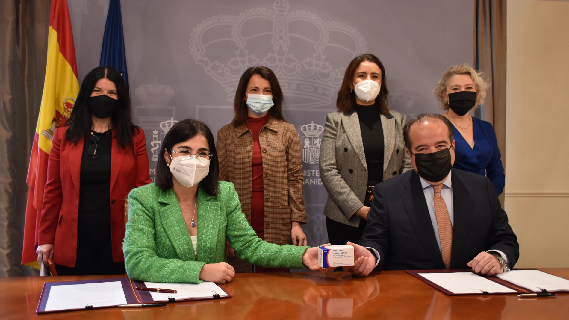 La ministra de Sanidad, Carolina Darias, y el director de Pfizer España, Sergio Rodríguez