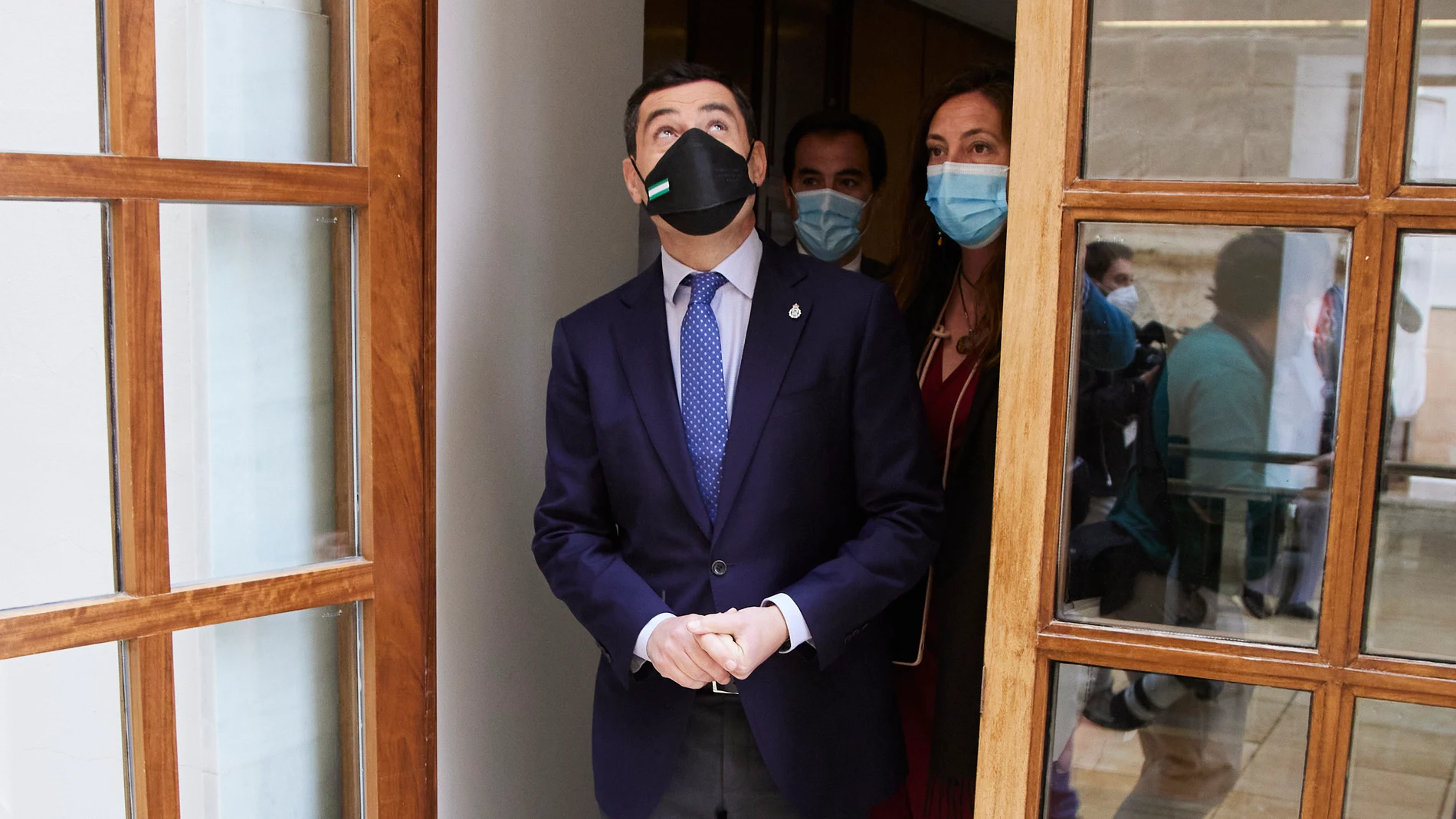 El presidente de la Junta, Juanma Moreno, mira al cielo antes de entrar en el pleno durante la sesión plenaria ordinaria en el Parlamento de Andalucía. Joaquín Corchero / Europa Press