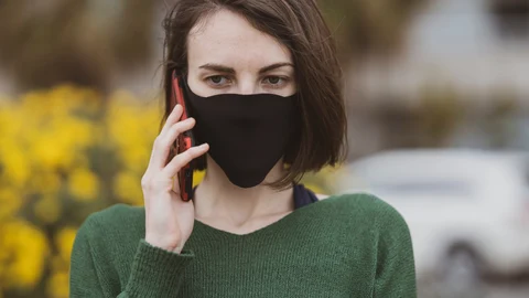 El término "vishing" proviene de "phishing" y "voice" y se refiere a las estafas por suplantación de identidad que se inician a través de una llamada telefónica.