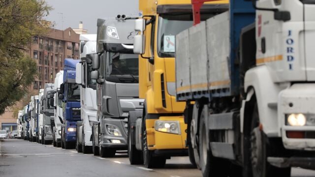 Una manifestación de camioneros en forma de "marcha lenta" provoca retenciones y tráfico denso en la ronda sur de València.