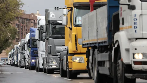 Una manifestación de camioneros en forma de "marcha lenta" provoca retenciones y tráfico denso en la ronda sur de València.