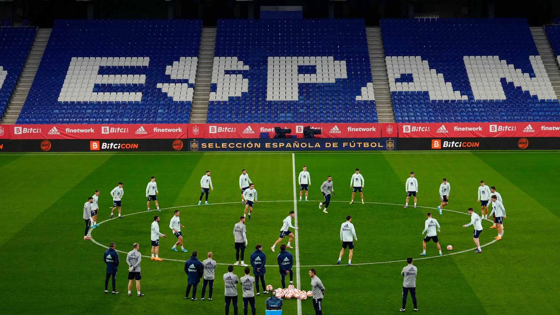 Los jugadores de la selección española participan en el entrenamiento en el estadio de Cornellá
