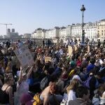 Estudiantes se manifiestan en Paris en una protesta contra el calentamiento global del grupo internacional "Viernes por el Futuro", fundado y promovido por la activista Gretha Thunberg. A 25 de marzo de 2022