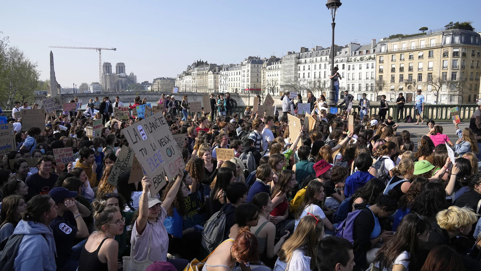 Estudiantes se manifiestan en Paris en una protesta contra el calentamiento global del grupo internacional "Viernes por el Futuro", fundado y promovido por la activista Gretha Thunberg. A 25 de marzo de 2022