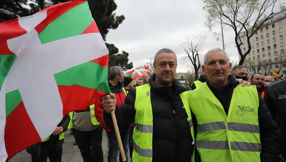 Óscar Solana junto con un compañero en la manifestación de transportistas convocada este viernes por la Plataforma Nacional por la Defensa del Transporte