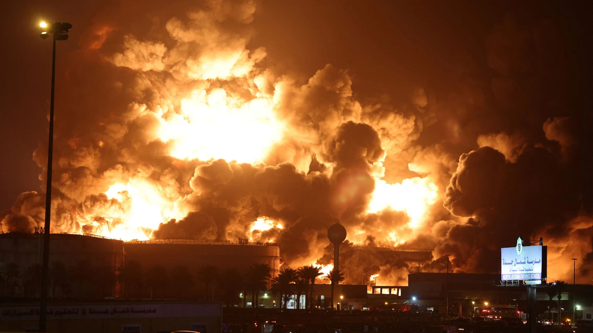 Enorme incendio de las instalaciones de la petrolera Aramco, justo al lado del circuito de Jeddah, tras el ataque con misiles