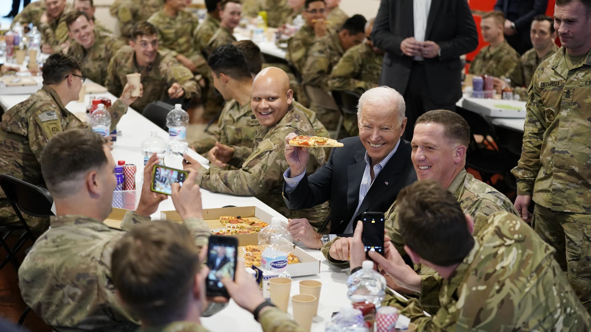 El presidente Joe Biden comparte una pizza con soldados estadounidenses en Rzeszow (Polonia)