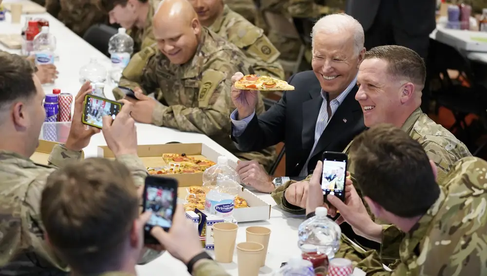 Biden se come una pizza con las tropas de EE UU en Polonia
