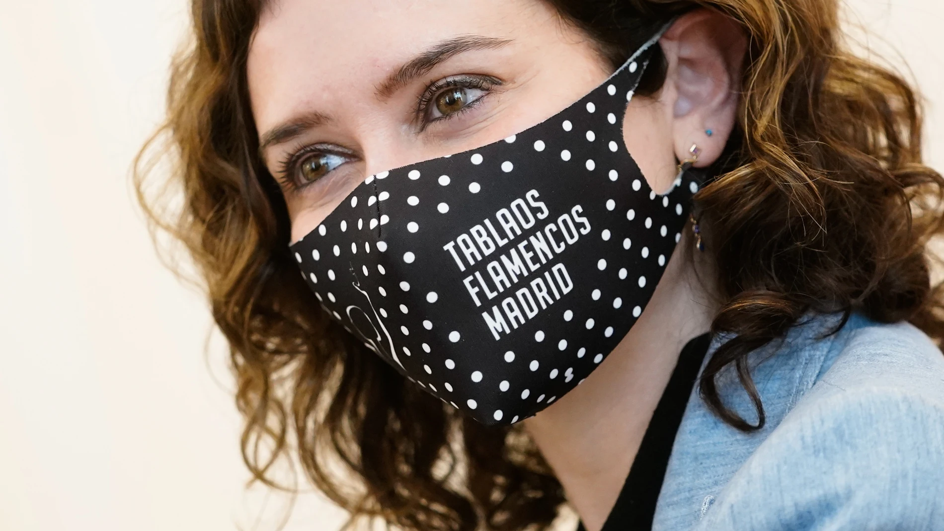 La presidenta de la Comunidad de Madrid, Isabel Díaz Ayuso, con una mascarilla en apoyo a los tablaos flamencos