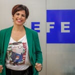 La candidata de Adelante Andalucía a la Junta, Teresa Rodríguez, muestra su camiseta de Blas Infante. EFE/ Julio Muñoz