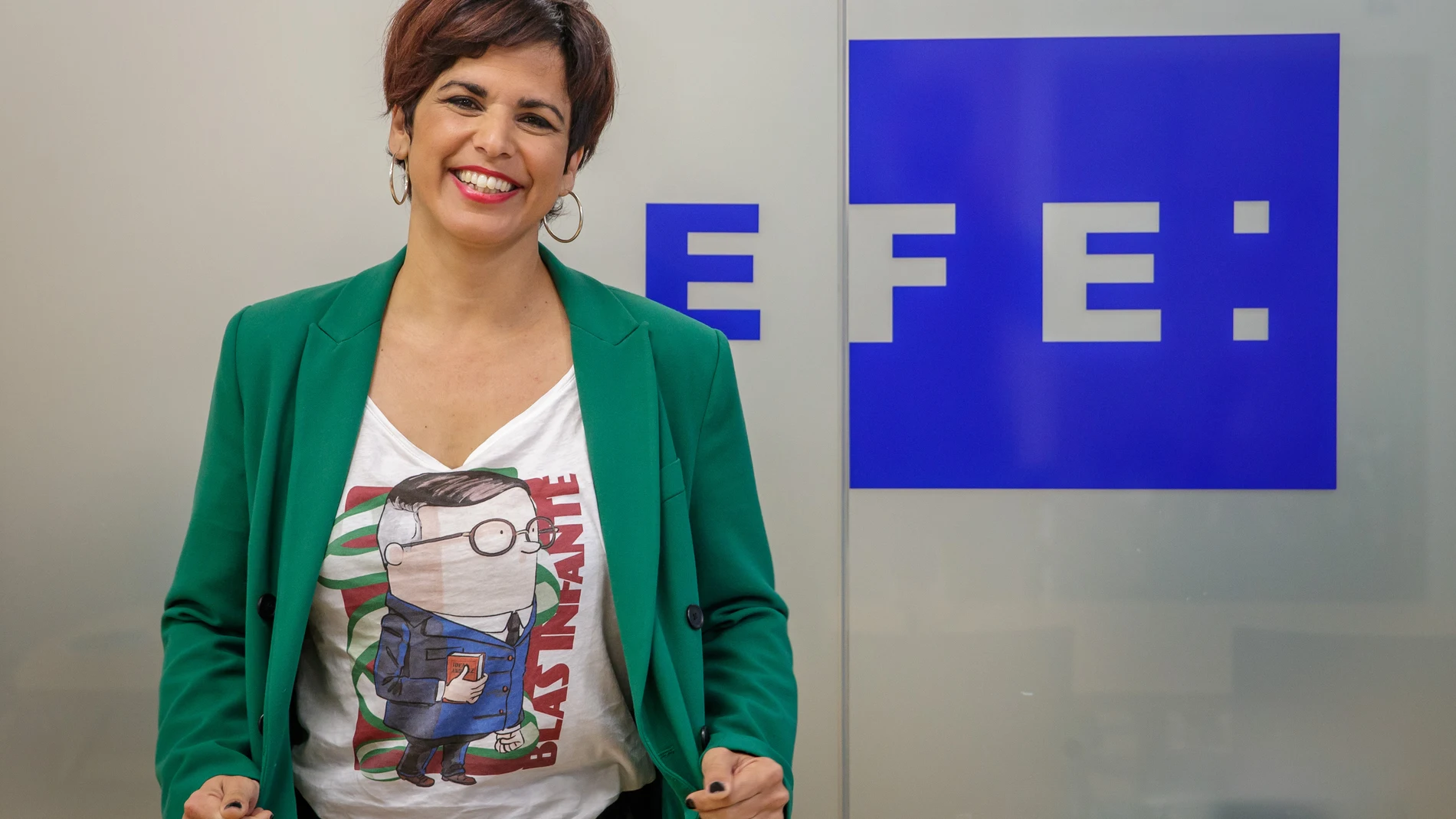 La candidata de Adelante Andalucía a la Junta, Teresa Rodríguez, muestra su camiseta de Blas Infante. EFE/ Julio Muñoz