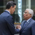 El primer ministro de Portugal, Antonio Costa, junto a Pedro Sánchez