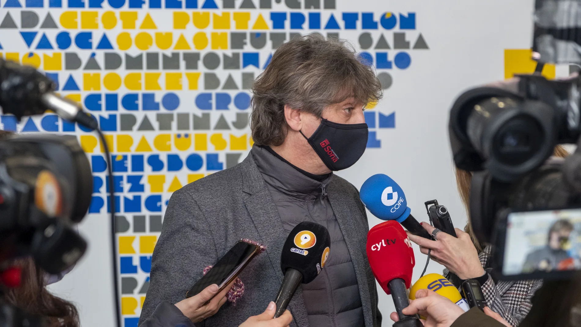 El alcalde de Soria, Carlos Martínez, atiende a los periodistas