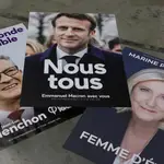 Pósters oficiales de la campaña electoral del presidente francés y candidato a la reelección, Emmanuel Macron (centro), Marine Le Pen, candidata de Agrupación Nacional (der), y Jean-Luc Melenchon, fundador de La France Insoumise (izq)