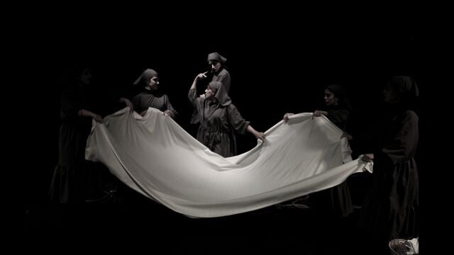 Una escena de la representación de Yerma, dirigida por el iraní Hossein Zenali e interpretada por actores iraníes aficionados, en un teatro de Teherán el pasado día 11