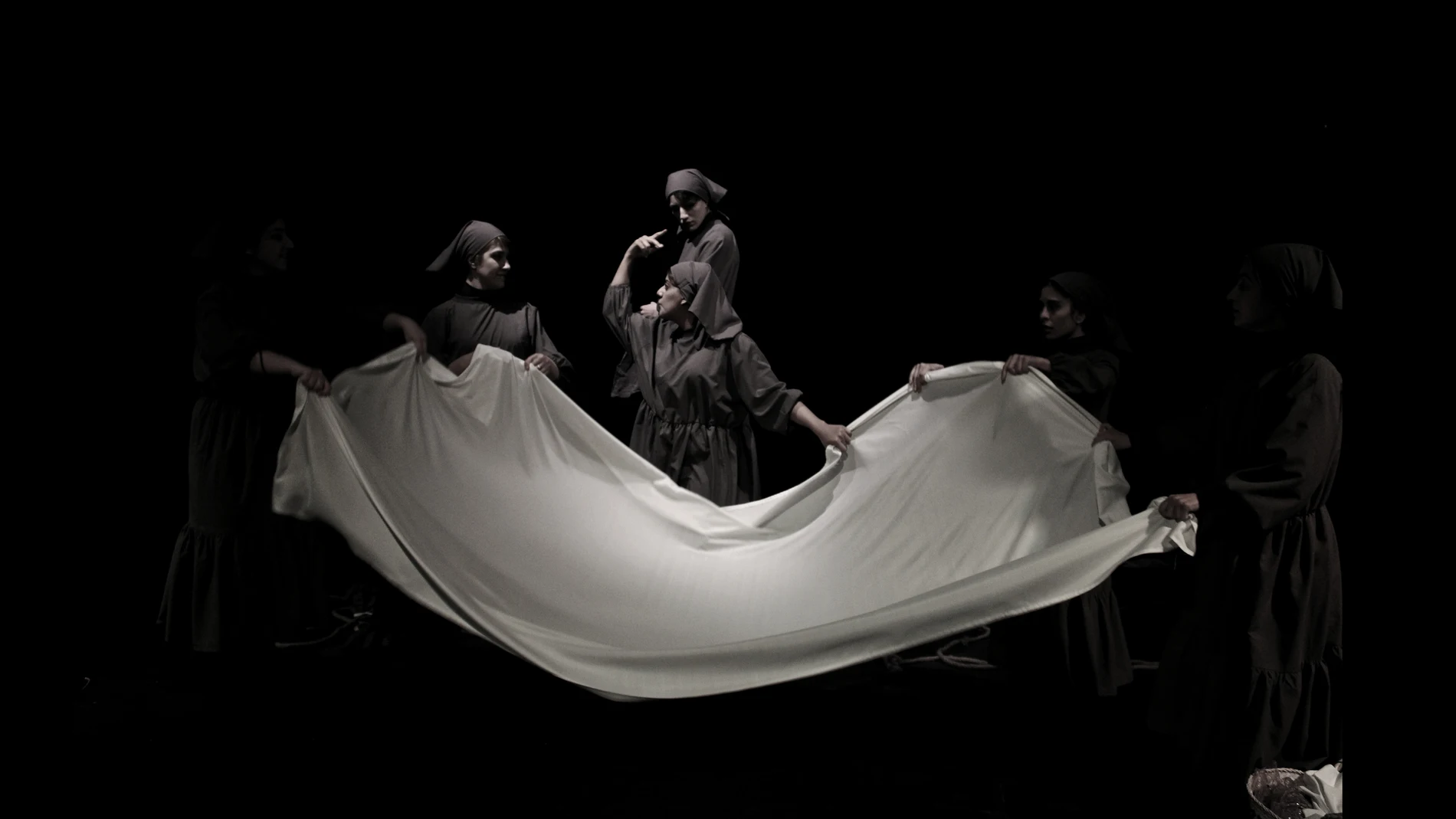 Una escena de la representación de Yerma, dirigida por el iraní Hossein Zenali e interpretada por actores iraníes aficionados, en un teatro de Teherán el pasado día 11