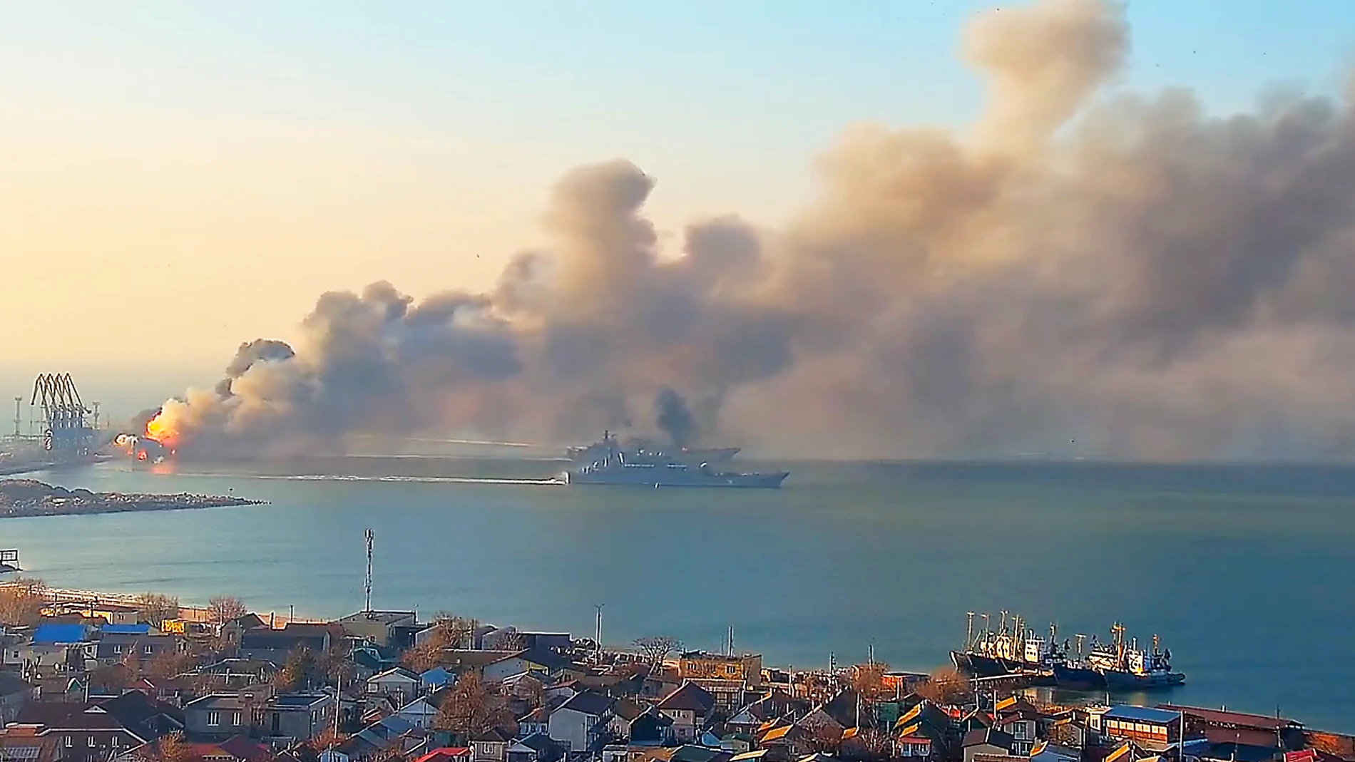 Una imagen del 23 de marzo muestra humo saliendo del barco de desembarco Orsk de la armada rusa en el puerto ocupado por Rusia de Berdyansk en el sur de Ucrania.