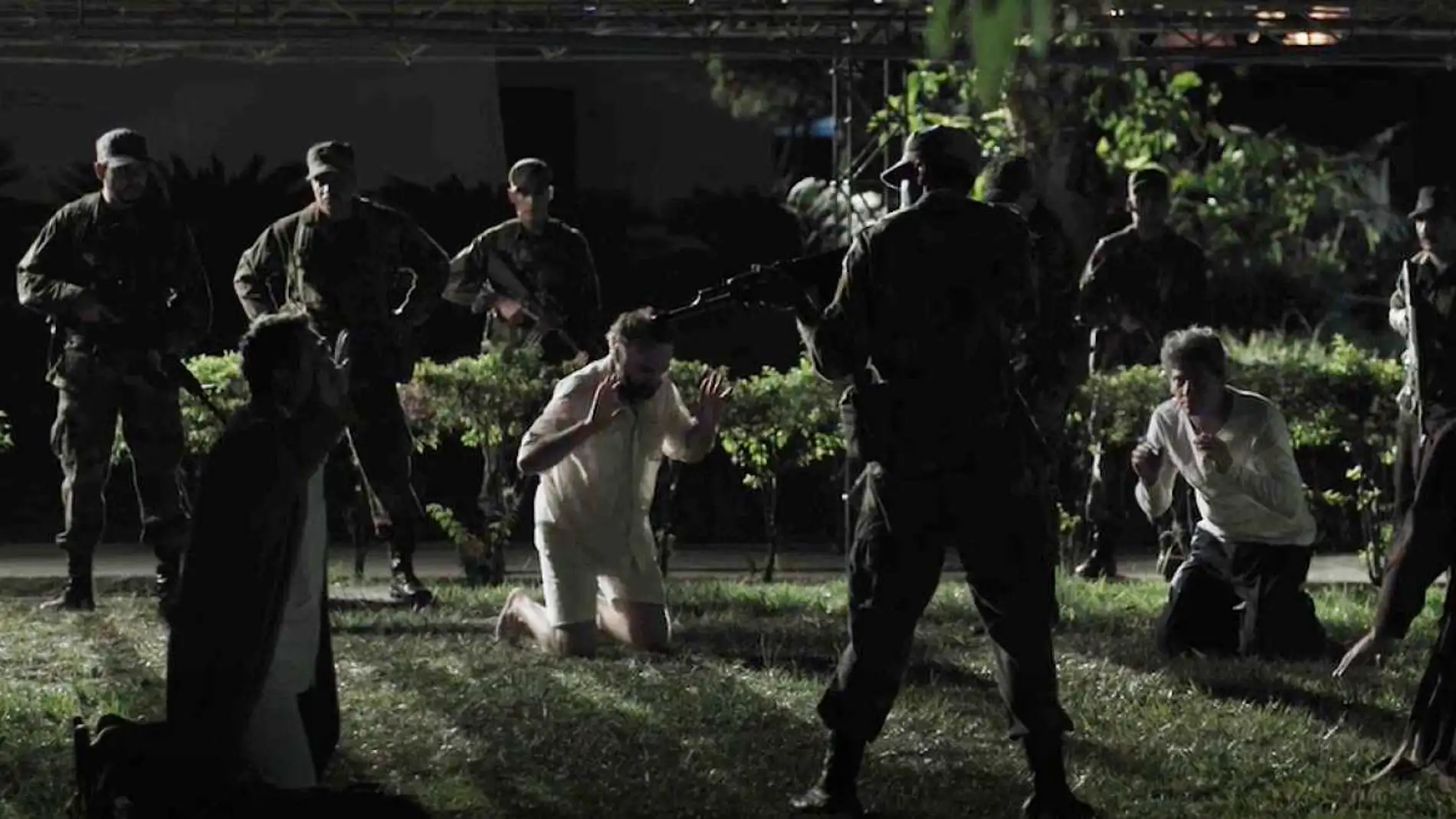 El cineasta Imanol Uribe ha recreado en «Llegaron de noche» la escena del asesinato de los mártires de la Universidad Católica de El Salvador