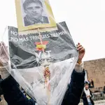 Una persona sostiene una pancarta con la imagen de Miguel Ángel Blanco, asesinado por ETA, en una manifestación a favor de las víctimas del terrorismo, en la Plaza de Colón, a 22 de marzo de 2022, en Madrid (España). La protesta ha sido convocada por la Asociación de las Víctimas de Terrorismo (AVT)