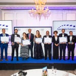 De Izquierda a Derecha: Sr. D. Pedro Segura (Grupo Segura Ruíz), Sr. D. Atanasio Guerrero (Explotaciones Agrícolas Hermanos Guerrero Gemez), Sr. D. Eduardo García (Montessori International School Conde Orgaz), Sra. Dña. Rebeca Díez Martínez, Santi Acosta (Presentador), Sra. Dña. Begoña Castro García, Sr. D. Rodolfo De Porras De Abreu ( Ceo de PsicoAbreu), Ana García Lozano (Presentadora), Sr. D. Juan Luis Yagüe (Colegios Casvi) y Sr. D. Asdrúbal Nadal Rivas ( VideoMapping.PRO ®)