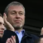 El propietario ruso del Chelsea, Roman Abramovich, aplaude a sus jugadores tras vencer al Arsenal, en una foto de archivo