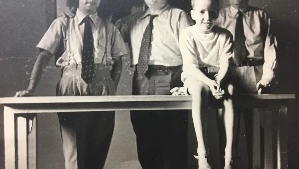 Rappel de niño junto a su abuelo -amigo de Balenciaga- su padre y su tío en el taller de telas que tenía la familia en Madrid. Imagen cedida del álbum familiar.