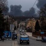 Una nube de humo en la Leópolis tras el bombardeo de este sábado