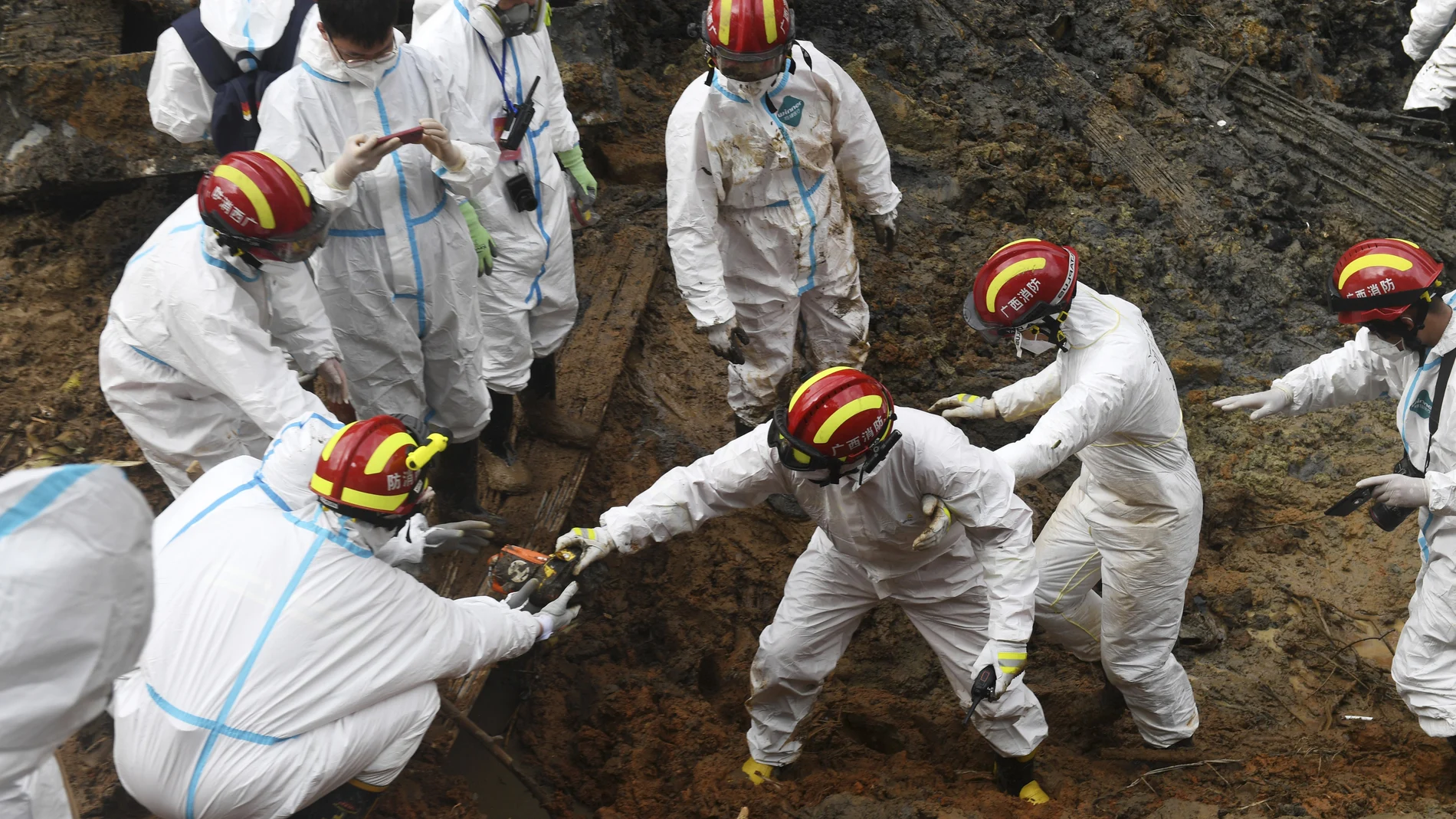 Operarios trabajan en el lugar del accidente de un avión chino en un accidente en Guangxi este año en el que murieron 132 personas