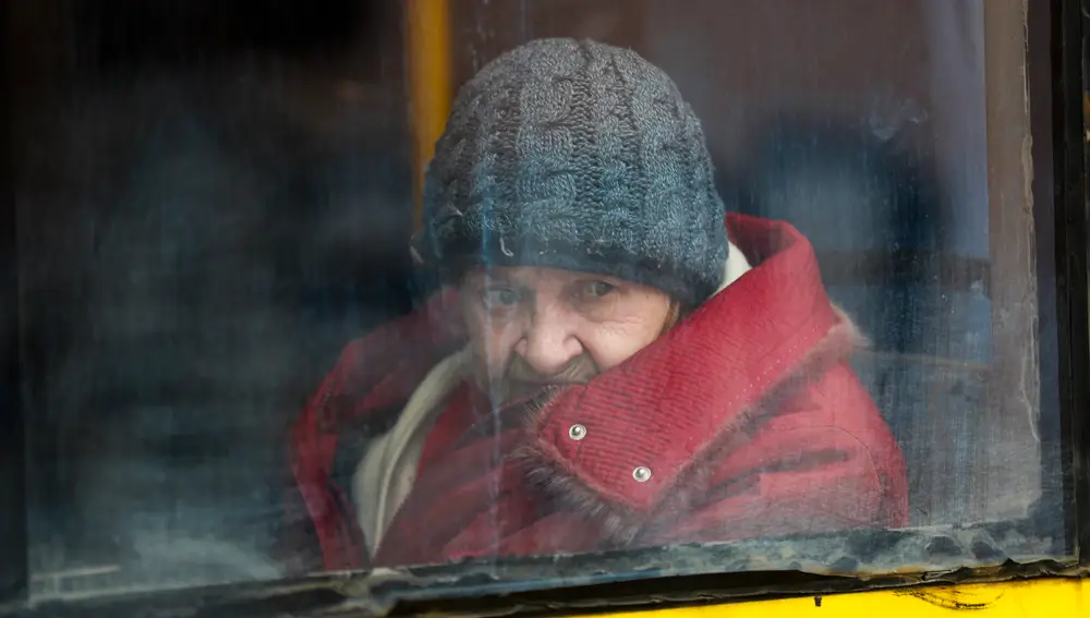 Una anciana abandona la ciudad de Irpin a través del corredor humanitario de Kyiv