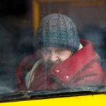 Una anciana abandona la ciudad de Irpin a través del corredor humanitario de Kyiv