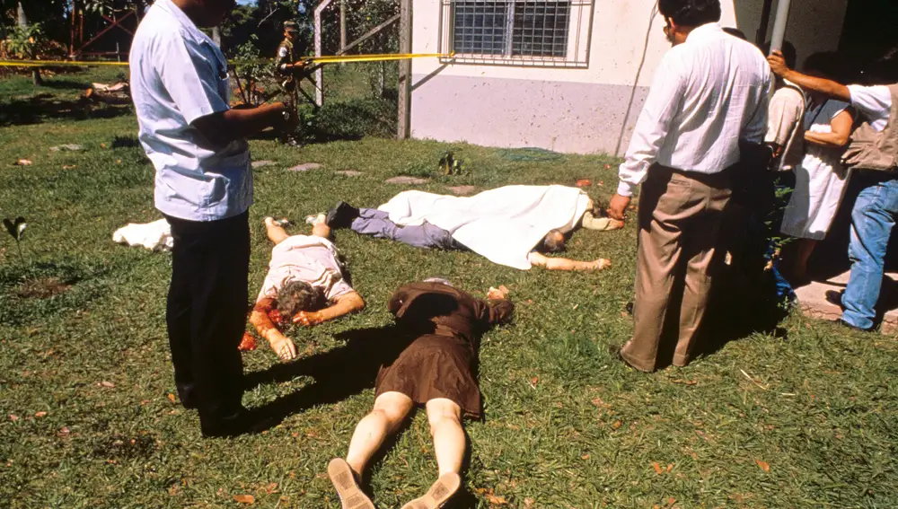 Los cuerpos de los sacerdotes y las mujeres asesinados, en una imagen tomada el 16 de noviembre de 1989