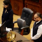 El presidente de la Asamblea Legislativa, Ernesto Castro, guarda minuto de silencio durante una sesión extraordinaria del congreso salvadoreño, hoy en San Salvador (El Salvador)