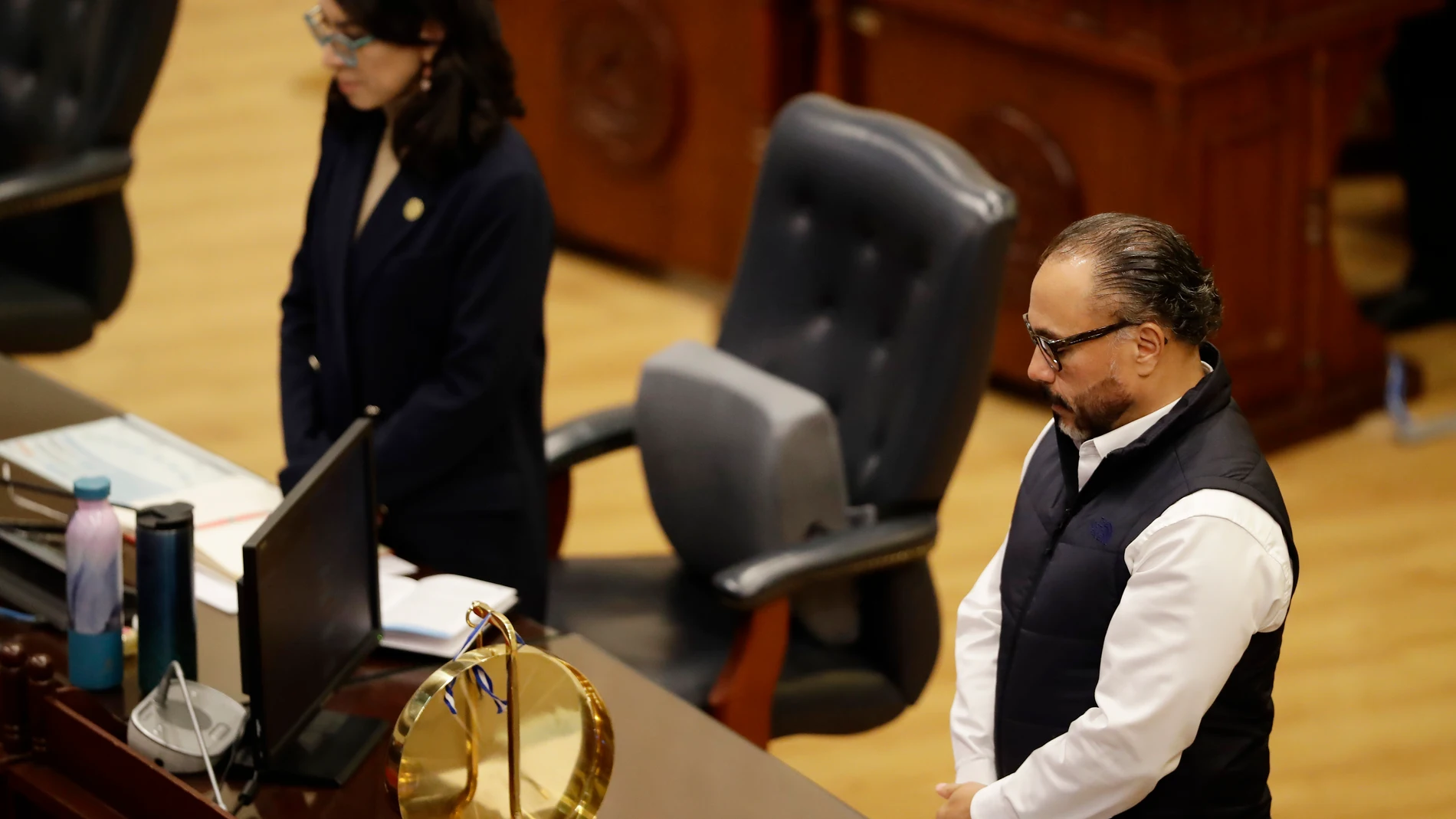 El presidente de la Asamblea Legislativa, Ernesto Castro, guarda minuto de silencio durante una sesión extraordinaria del congreso salvadoreño, hoy en San Salvador (El Salvador)