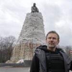 El músico ucraniano Svyatoslav Vakarchuk gesticula contra el fondo de un monumento de Taras Shevchenko, un famoso poeta ucraniano y símbolo nacional, cubierto con bolsas para protegerlo del bombardeo ruso en Kharkiv.