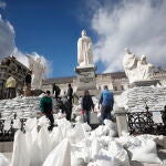 Voluntarios cubren con sacos de arena el Monumento a la Princesa Olga, el Apóstol Andrés, Cirilo y Metodio para protegerlos de los bombardeos rusos, en la capital ucraniana de Kiev
