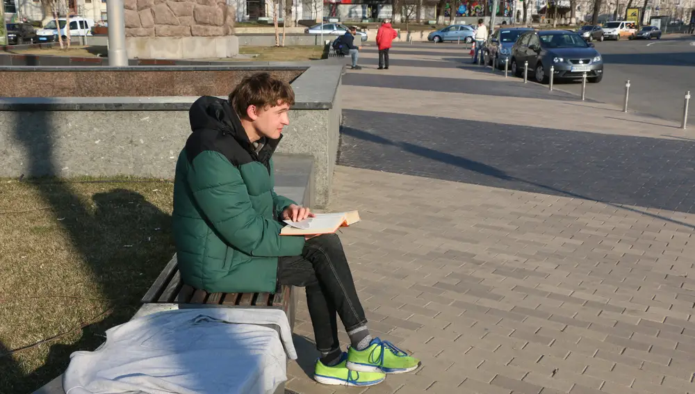 Vlad, un joven ucraniano sin papeles, ni dinero, ni trabajo, ni conocidos en otras ciudades. Para él, salir de Kiev no ha sido una opción