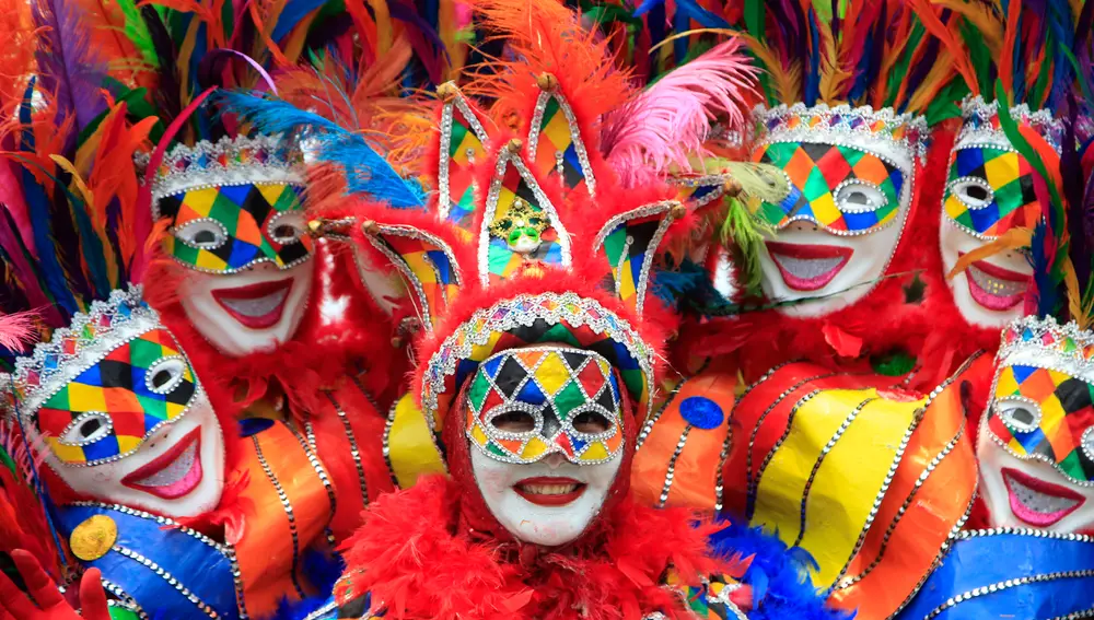 Participantes de una comparsa desfilan en la Batalla de Flores del Carnaval de Barranquilla,