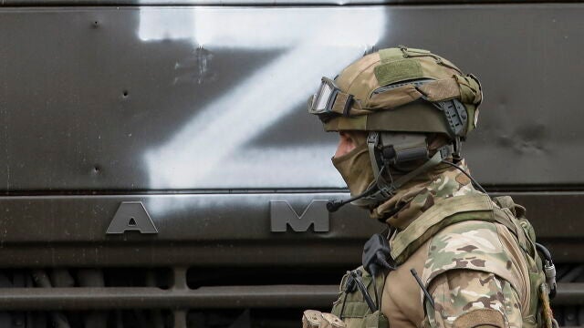 Un soldado ruso frente a un carro de combate con la letra Z, símbolo de las fuerzas rusas, en la república popular de Lugansk