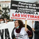 Una mujer, con un chaleco que pone &#39;Soy víctima de inquilino okupa&#39; grita en la concentración en apoyo a los afectados por la okupación, a 27 de marzo de 2022, en Madrid (España)