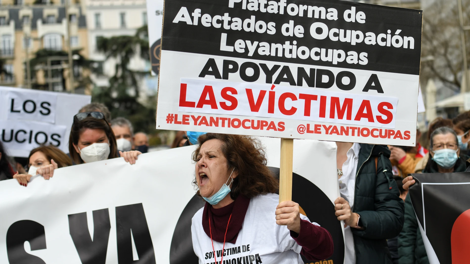 Una mujer, con un chaleco que pone 'Soy víctima de inquilino okupa' grita en la concentración en apoyo a los afectados por la okupación, a 27 de marzo de 2022, en Madrid (España)